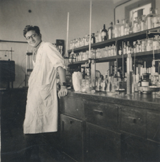 משה לוי הצעיר במעבדה. מחקר בסיסי